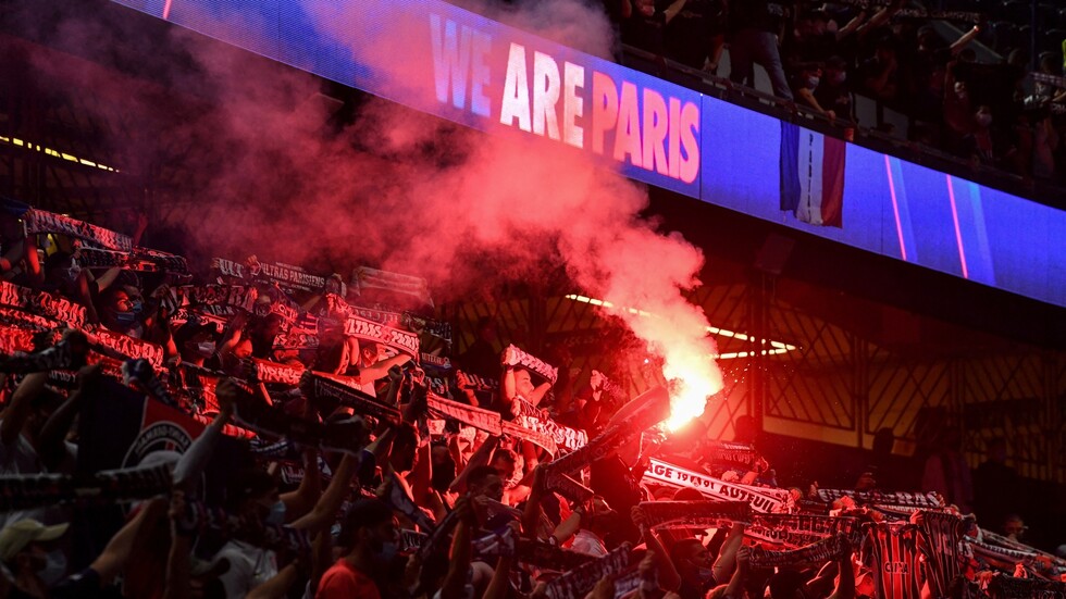 بالفيديو.. جمهور باريس سان جيرمان يستمر في استفزاز لاعبي برشلونة