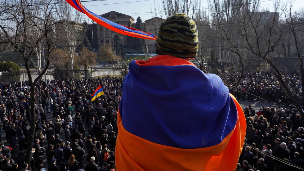 الرئيس الأرميني يطعن على قرار رئيس الوزراء باشينيان بإعفاء رئيس الأركان