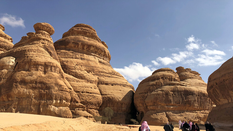 السعودية.. العثور على دينار ذهبي يعود لعصر هارون الرشيد (صور)