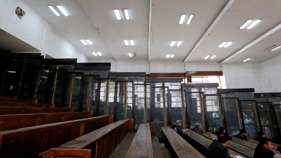 مصر تحاكم رئيس مجلس الوزراء الأسبق ومنافس مرسي على رئاسة الجمهورية