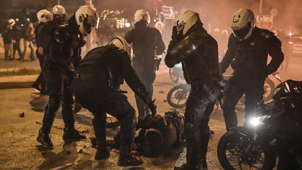 اليونان.. فصل ضابط شرطة عن العمل لتعنيفه رجلا خلال إجراءات كورونا