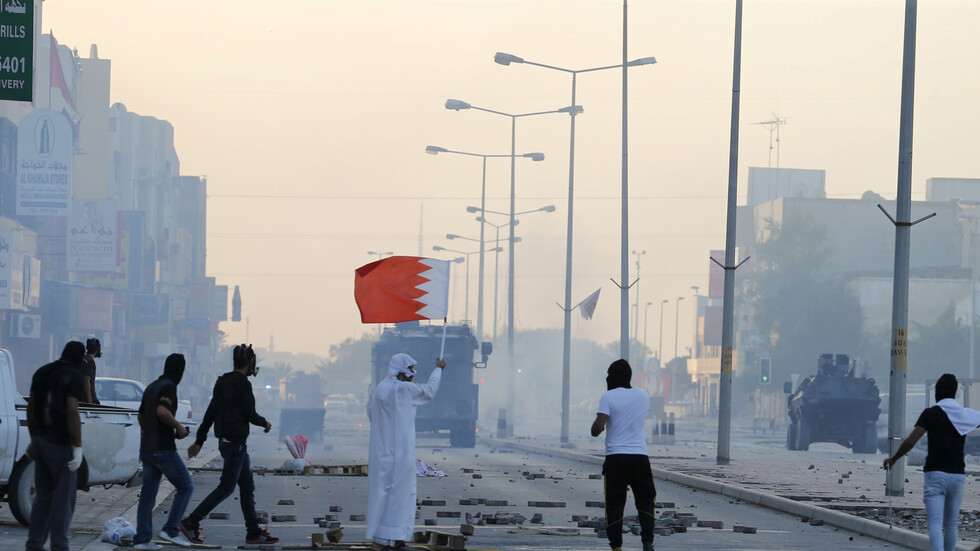 رويترز عن منظمات حقوقية: شرطة البحرين ضربت أطفالا محتجزين وهددتهم بالاغتصاب