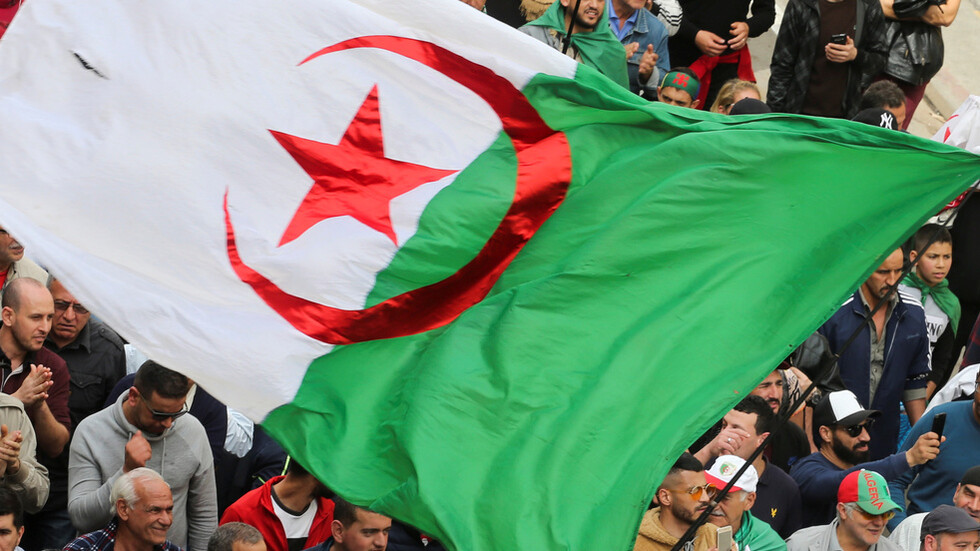 الجزائر.. مطالب بتغيير موعد العطلة الأسبوعية وإلغاء "صفر" من العملة