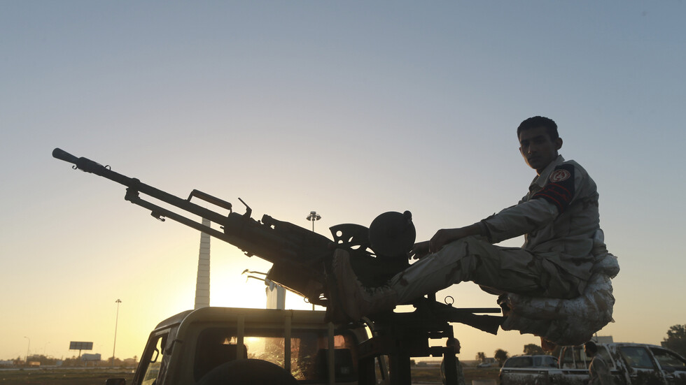 اشتباكات شرق العاصمة الليبية.. ومواقف متناقضة حول 