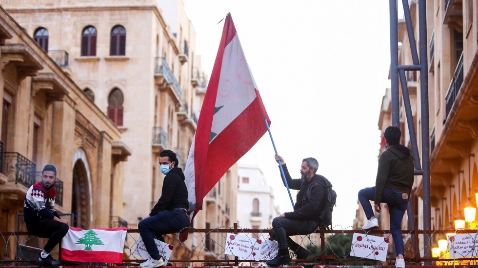 تظاهر الآلاف وسط بيروت للمطالبة بحكومة مستقلة