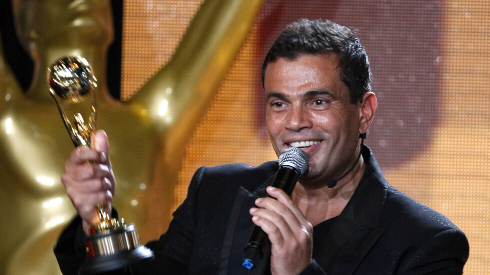 "عادي عادي".. عمرو دياب يسقط على المسرح ويكمل الغناء