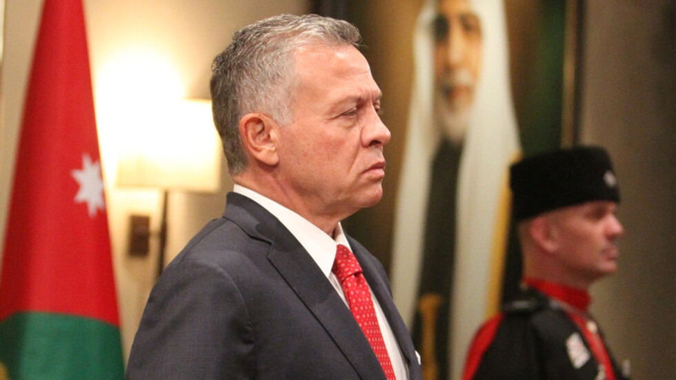 العاهل الأردني يتفقد مستشفى السلط