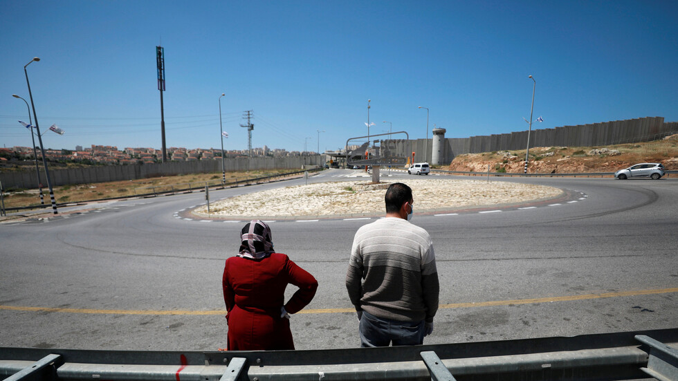 الحكومة الفلسطينية تمدد الإغلاق الشامل مع تفشي كورونا بوتائر قياسية