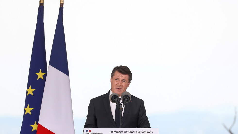 عمدة نيس الفرنسية يطالب بتفويضه لاستيراد لقاح 