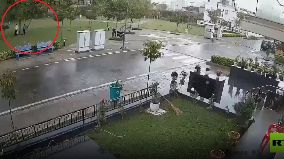 الهند.. البرق يصعق 4 أشخاص احتموا تحت شجرة من المطر