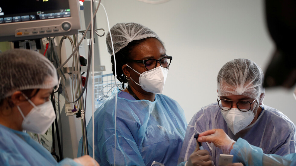 فرنسا.. إجلاء نحو مئة مصاب بكورونا من باريس