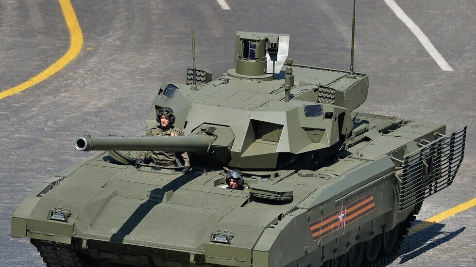 خبير يوضح سبب خوف بريطانيا من نزال بالدبابات مع روسيا