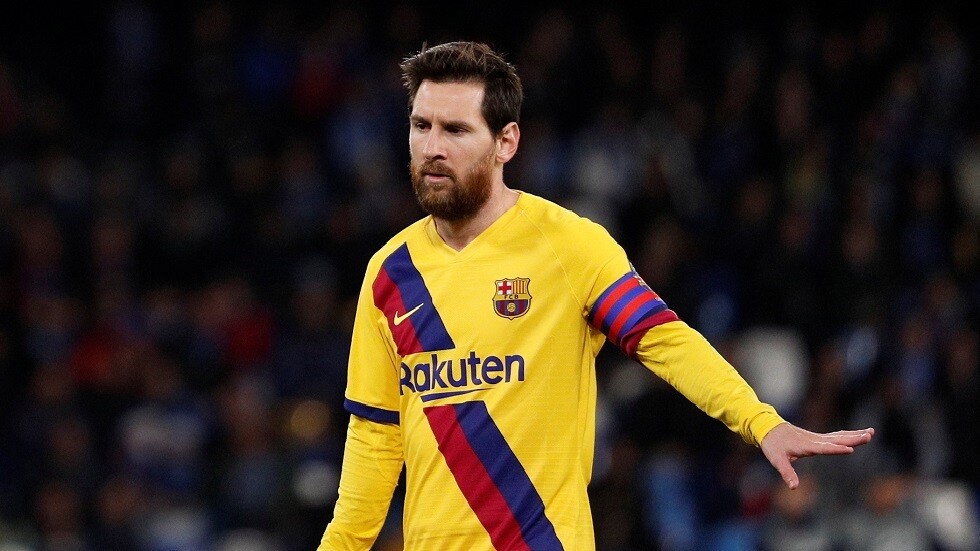 لماذا تكررون نفس الشيء؟.. مشجع برشلوني يخرج ميسي عن طوره (فيديو)