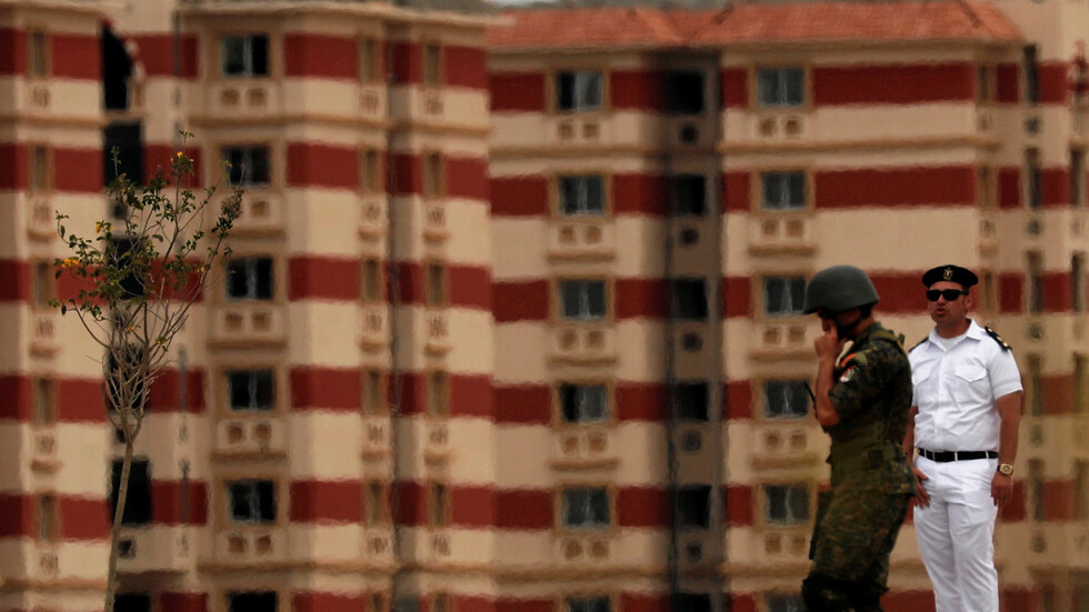 مصر.. فيديو يثير ضجة كبيرة لشاب يقوم بأفعال فاضحة في مترو الأنفاق أمام فتاة والشرطة تتحرك