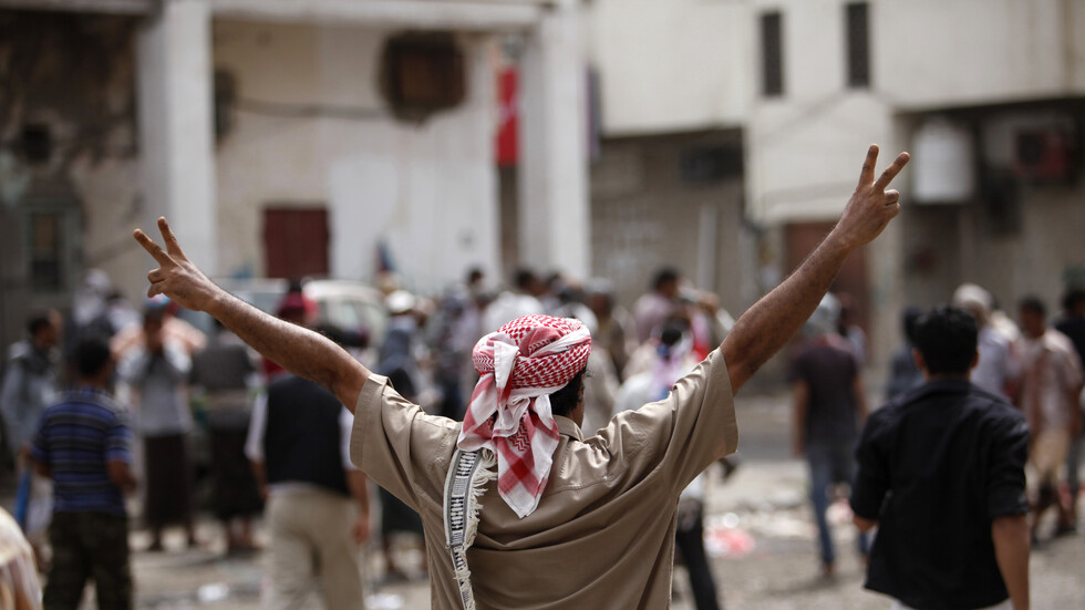 مراسلنا: محتجون يقتحمون الحاجز الأمني الأول للقصر الرئاسي بعدن