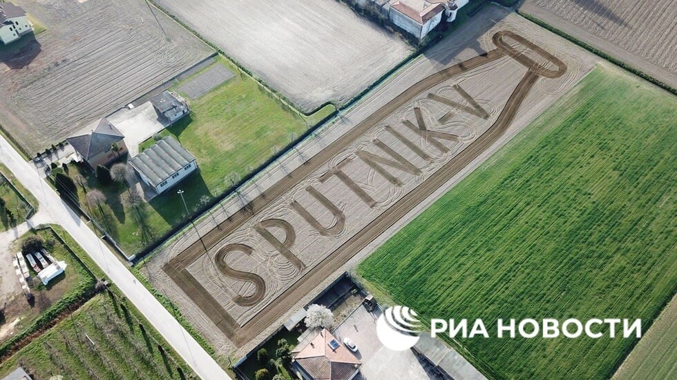 فنان إيطالي يستخدم الجرار لرسم لقاح "سبوتنيك V" على حقل