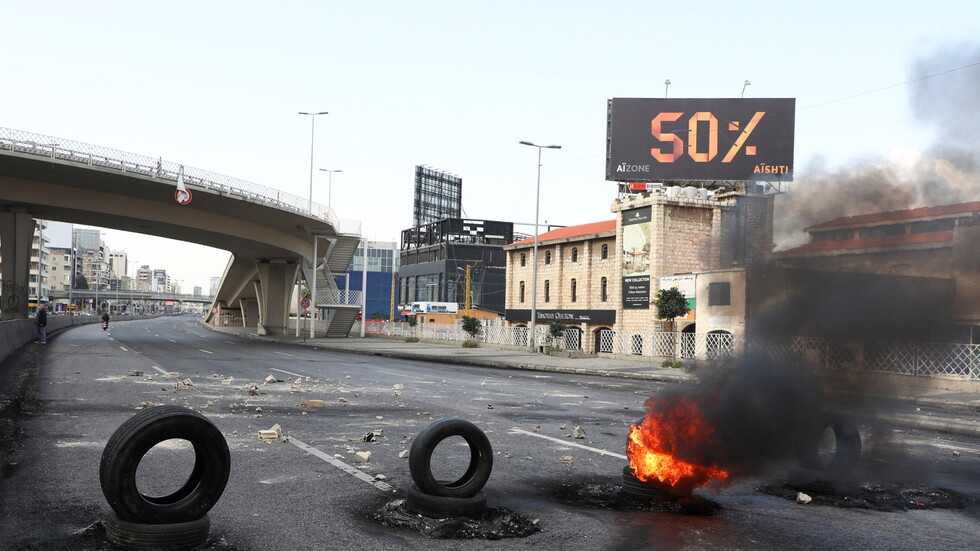 بالفيديو.. اللبنانيون يحتجون على انهيار قياسي لليرة