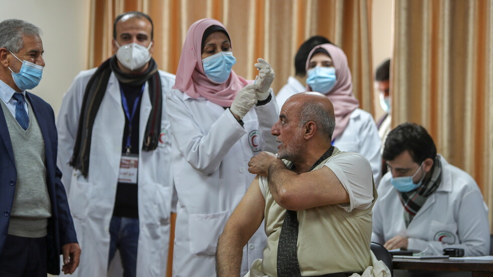 الصحة الفلسطينية تتسلم نحو 62 ألف لقاح كورونا وتبدأ التطعيم الأحد المقبل