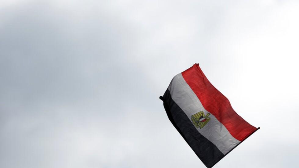 فنان مصري مشهور يرد على شائعات دخوله مصحة نفسية بعد تهديده بالانتحار