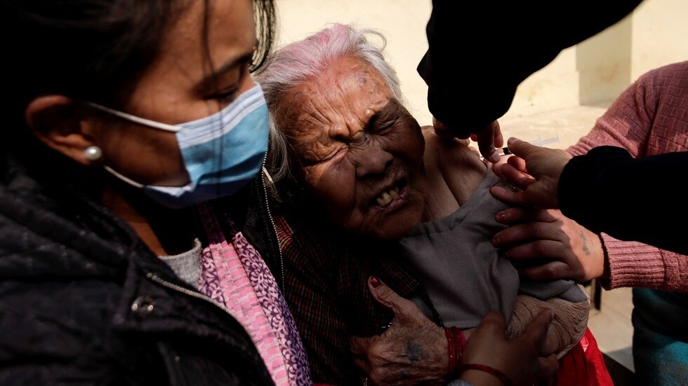 نيبال تحقق في إدخال أمير بحريني ألفي جرعة من "أسترازينيكا" دون إذن مسبق