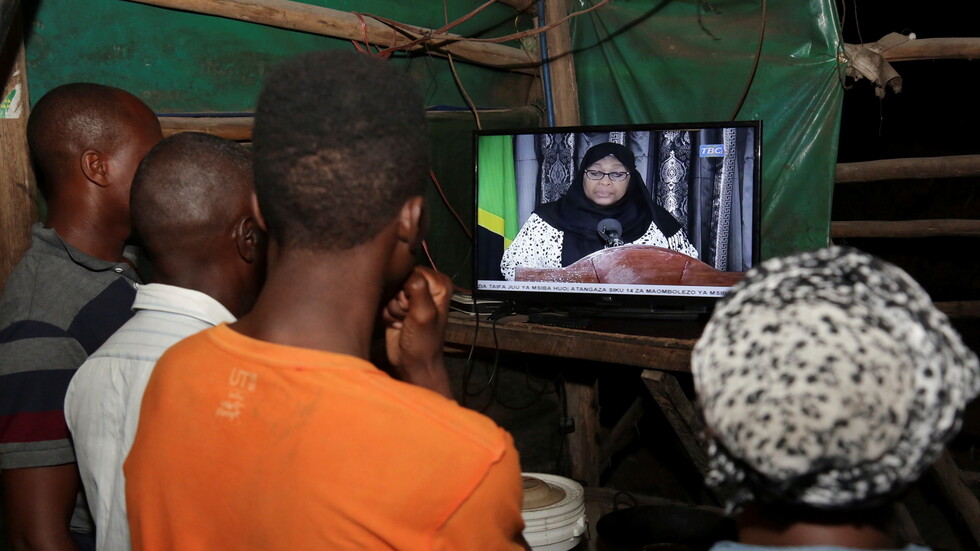 أول امرأة سترأس البلد الواقع شرق إفريقيا.. نائبة رئيس تنزانيا الراحل تؤدي اليمين خلفا له