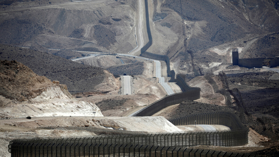 مصر.. مسؤول يكشف عن بناء "جدار ضخم وغير مسبوق" لحماية شرم الشيخ