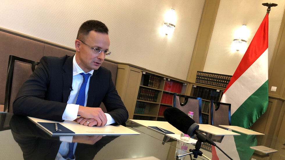 وزير خارجية هنغاريا يتلقى لقاح 