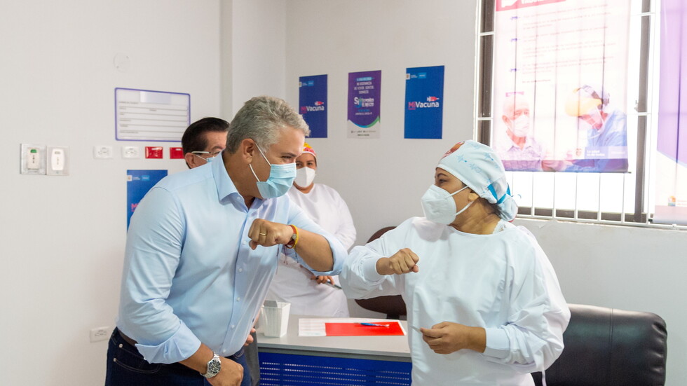 رئيس كولومبيا يعلن استعداده لتلقي لقاح "أسترازينيكا" لإثبات أمانه