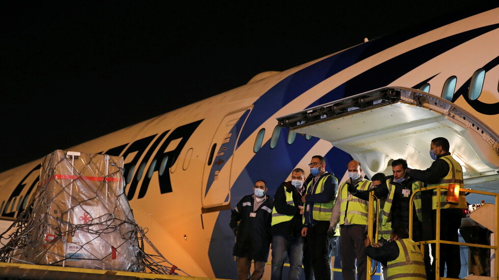 مصر تستقبل 300 ألف جرعة من لقاح "سينوفارم" الصيني كهدية (صور)