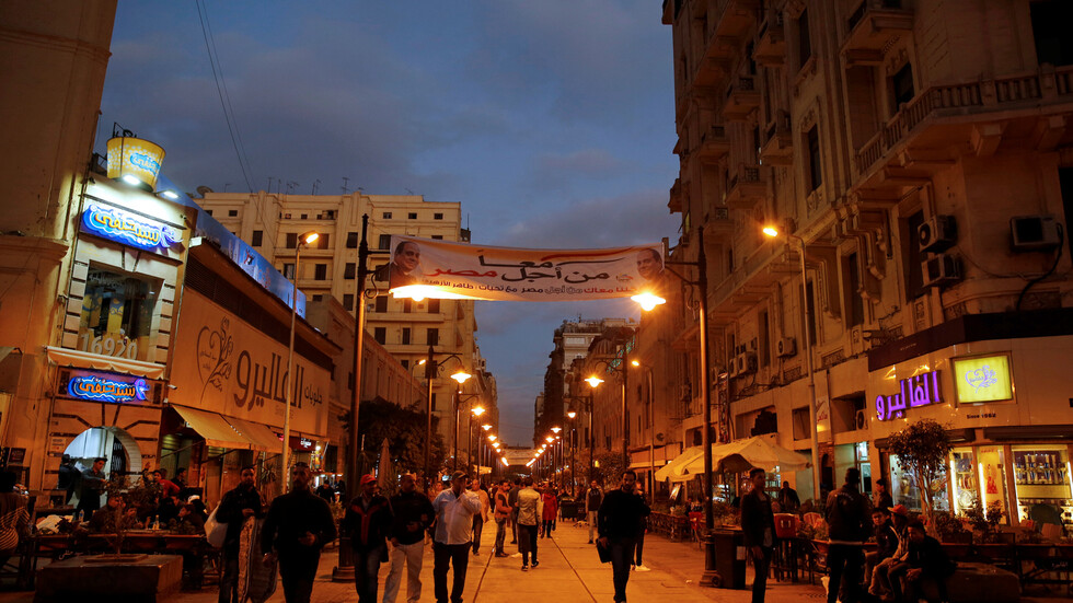 السلطات المصرية تنفي شائعات رفع أسعار السلع الغذائية بالأسواق