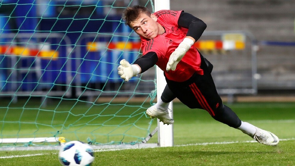 بالصور.. حارس مرمى ريال مدريد وعروسه يحتفلان بزفافهما بملابس رياضية