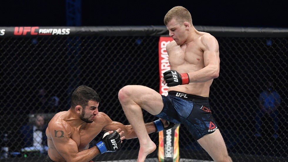 شاهد.. مقاتل يطفئ الأنوار على خصمه في الثانية الأخيرة