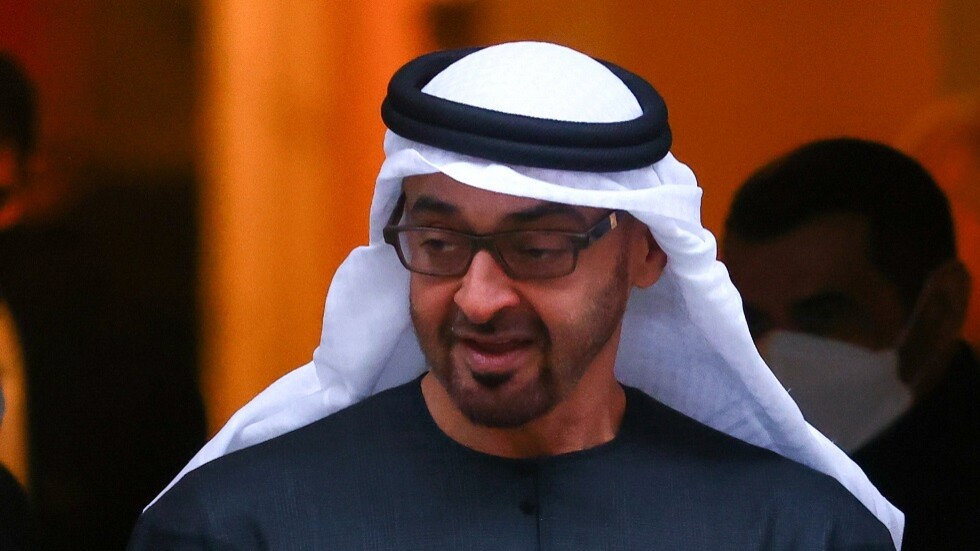 محمد بن زايد ينشر صورة مع والدته ويهنئ أمهات العالم (صورة)