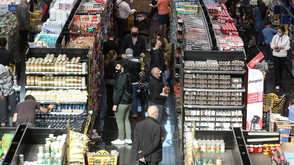 بالفيديو.. تدافع على السلع المدعومة في لبنان