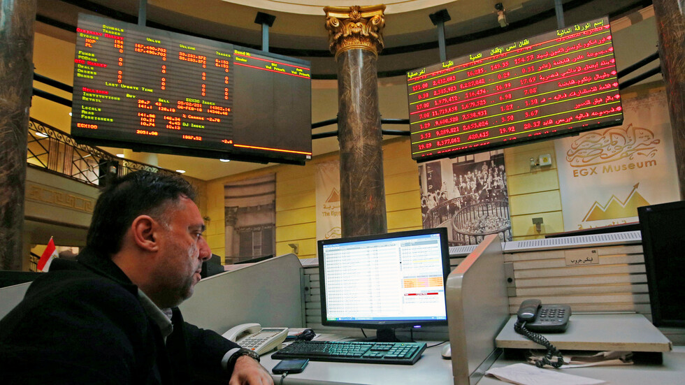 بورصة مصر تهوى وتخسر مليارات الجنيهات
