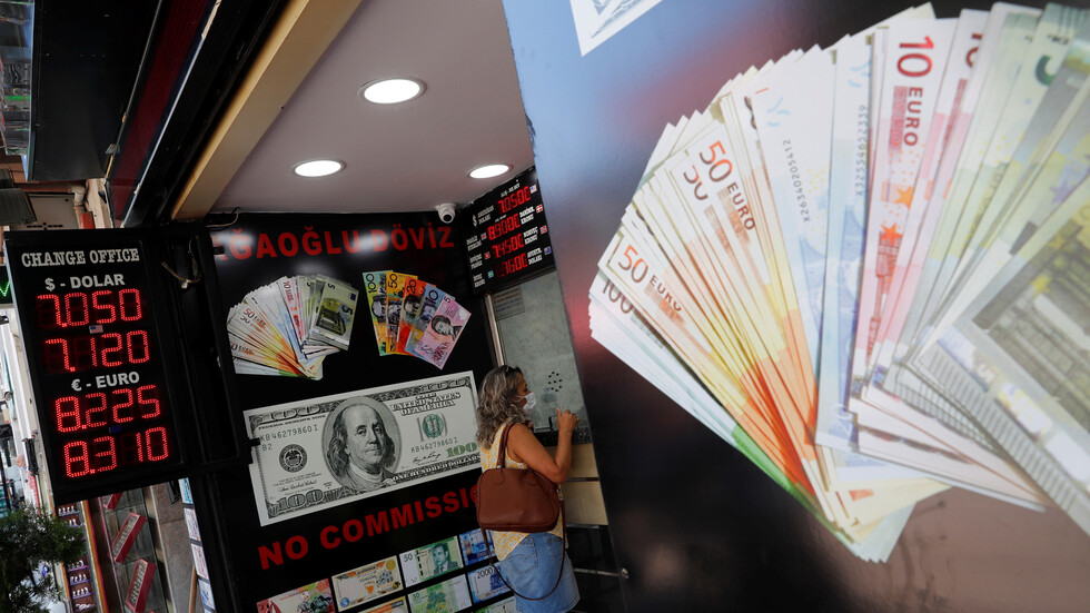 "بعد الإقالة الصادمة".. الليرة التركية تواصل الانحدار