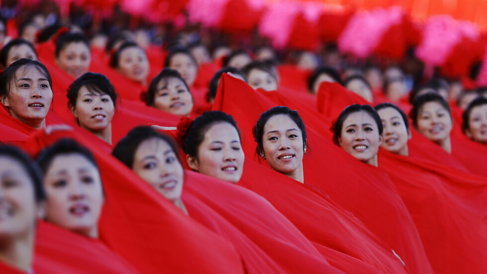 رجل يهاجم الكوريات الحسناوات بالقهوة!