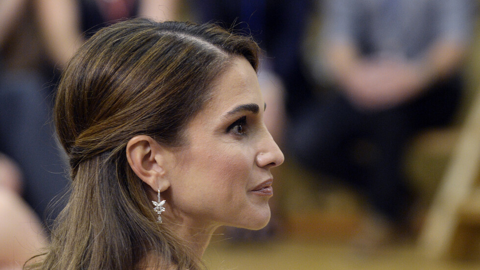 بمناسبة عيد الأم..الملكة رانيا تنشر صورا قديمة لها مع أولادها وهم صغار