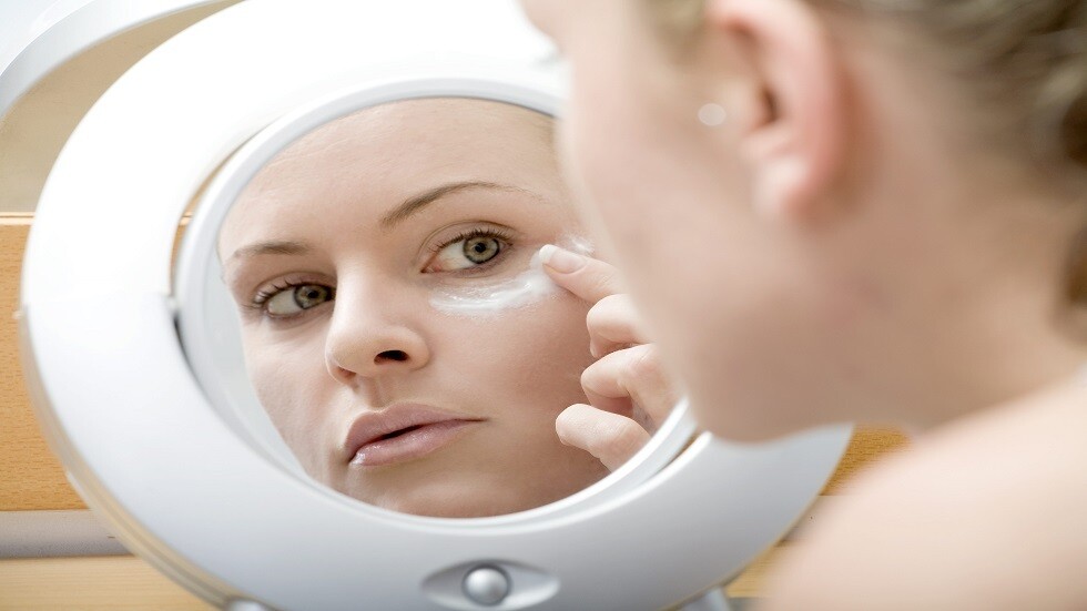 خمس عادات شائعة مضرّة للبشرة