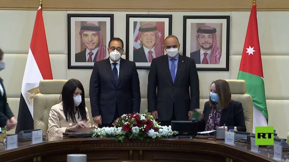 رئيسا وزراء مصر والأردن يوقعان على وثائق لتعزيز التعاون المشترك (فيديو)