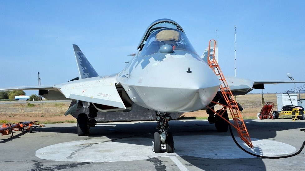 اختبار خوذة الواقع المعزّز لطيار مقاتلة