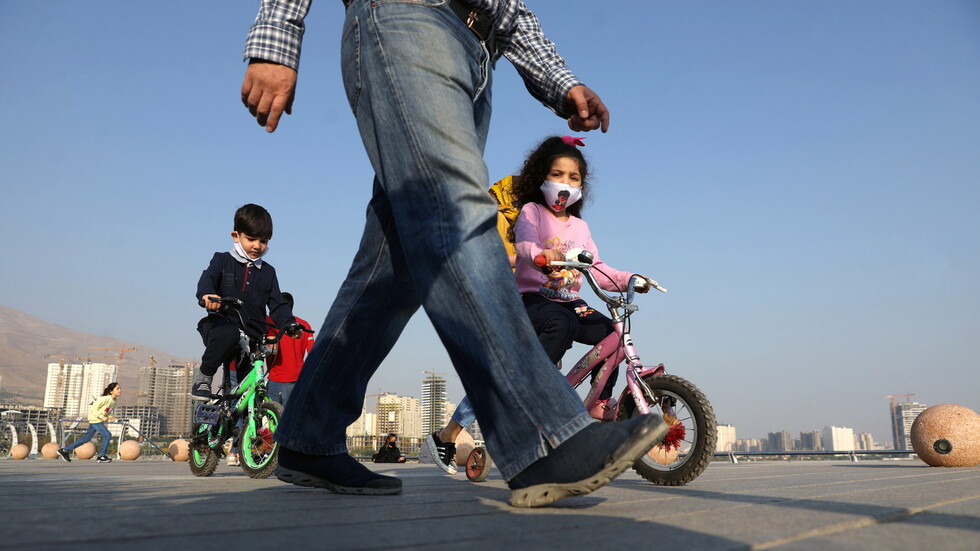 كثرة الإنجاب.. ممثل خامنئي يتحدث عن حل لإنقاذ إيران