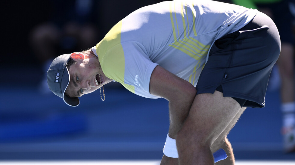 بوسبيسيل "يعتذر" بعد ألفاظ بذيئة ونوبة غضب