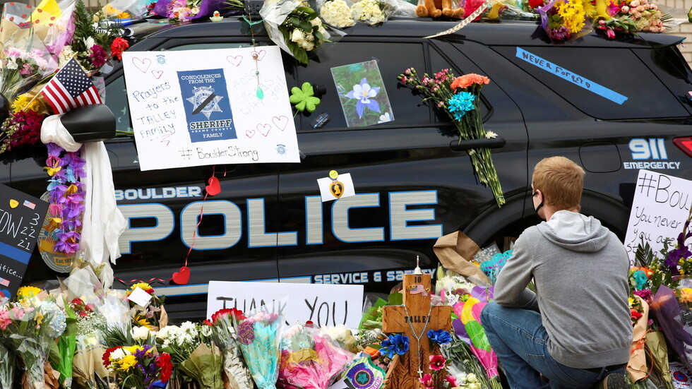 تقرير: البيت الأبيض يدرس إصدار أمر تنفيذي بشأن حيازة الأسلحة