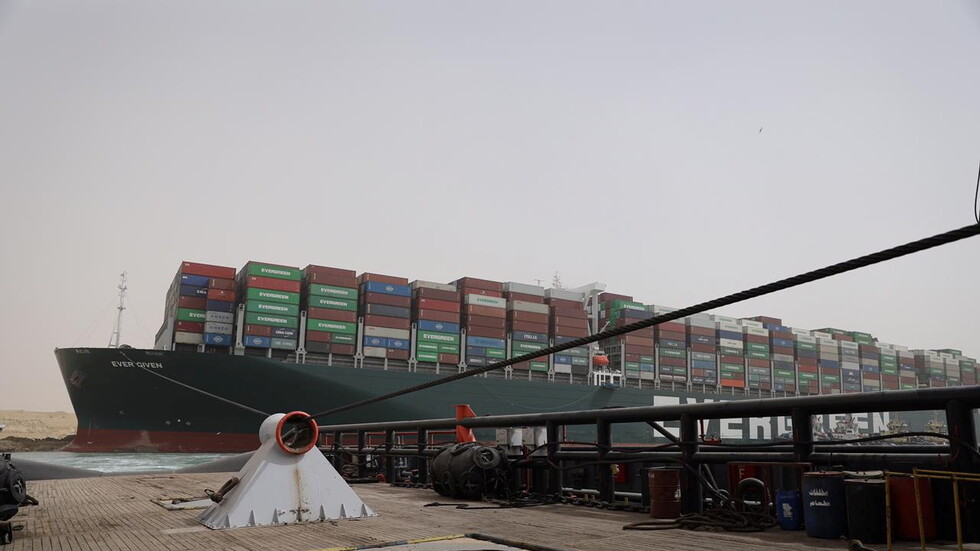 مصر.. صور تكشف محاولة تعويم السفينة المتعثرة في قناة السويس