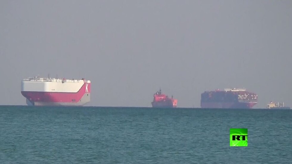 فيديو يظهر ازدحام السفن في انتظار عبور قناة السويس