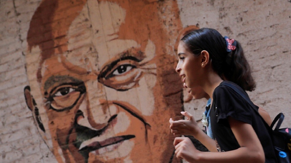 شاب مصري يرد جميل الدكتور مجدي يعقوب بجدارية على منزله (صورة)