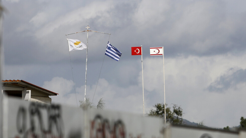 تدنيس مسجد بقبرص في ذكرى انتفاضة اليونان على الحكم العثماني (صور)