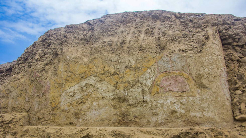 اكتشاف لوحة جدارية لإله العنكبوت في معبد عمره 3200 عام في بيرو