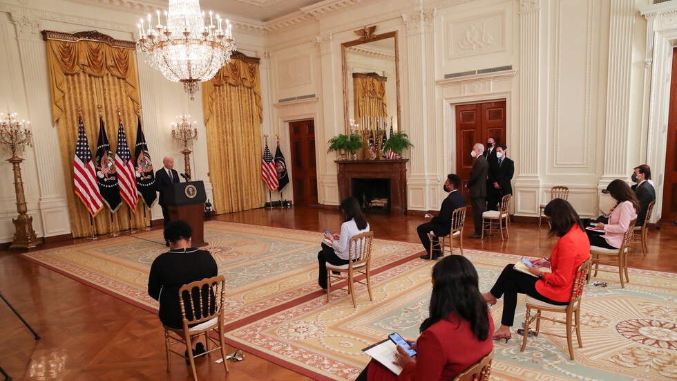 "مع ذلك وقع في الخطأ".. صحيفة تنشر صور "أوراق الغش" التي حملها بايدن في مؤتمره الصحافي